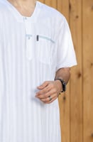 أبيض