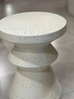 طاولة جانبية