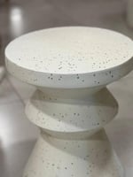 طاولة جانبية