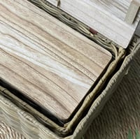 طقم صندوق مع غطاء خشب