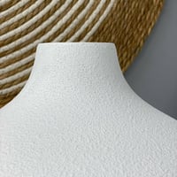 فازة فخار ابيض كبيرة