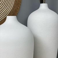 فازة فخار ابيض كبيرة