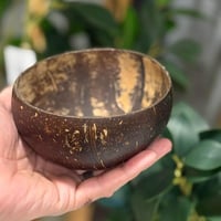 وعاء تقديم من جوز الهند الطبيعي