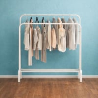 استاند علاق ملابس ابيض