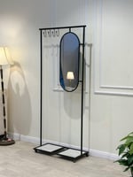 علاقة ملابس مع مرآة – بتصميم راقٍ وقاعدة رخام مقسم...