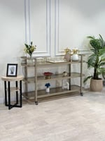 عربية تقديم ثلاثه دور لون شمباني زحاج بني