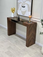 مدخل أنيق بقشرة الجوز وسطح زجاجي فاخر*عروض