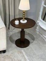 زاوية خشب سنديان – طاولة جانبية بلون بني أنيق