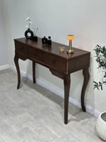 تسريحة أنيقة بقشرة الجوز الكلاسيكية