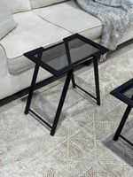 طقم طاولات أنيق بسطح زجاجي اسود ولمسات معدنية فاخر...