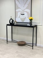 مدخل بسطح زجاج تحت قشرة جوز