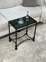 طاولة خدمة – سطح زجاج اسود شفاف بتصميم أنيق