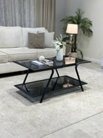 طقم طاولات أنيق بسطح زجاجي اسود ولمسات معدنية فاخر...