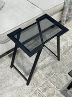 طقم طاولات أنيق بسطح زجاجي اسود ولمسات معدنية فاخر...