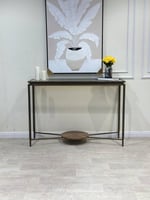 مدخل بسطح زجاج تحت قشرة جوز