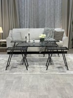 طقم طاولات أنيق بسطح زجاجي اسود ولمسات معدنية فاخر...