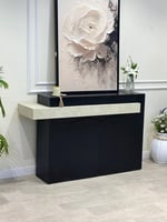 كونسول مدخل رخامي وخشبي بتصميم عصري أنيق