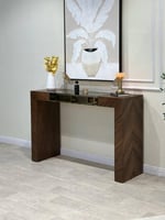 مدخل أنيق بقشرة الجوز وسطح زجاجي فاخر*عروض