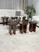 طقم طاولات خشب بسطح مرايا وصل حديثًا لدى تودو مع 6...