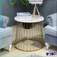 طاولة جانبية بسطح خشبي ابيض وهيكل ذهبي