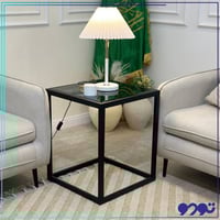 طاولة جانبية بسطح زجاجي بلون أسود