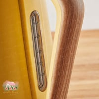 0641 غلاية مميزة بلون أصفر وخشبي