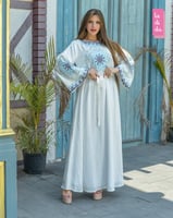 ثوب نسائي أبيض منقوش باللون الأزرق