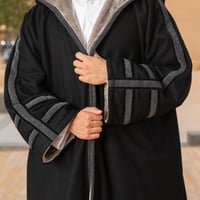 فروة رجالية جوخ أسود فاخرة، مبطنة بفرو رمادي ناعم