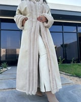 فروه نسائيه انيقه مصنوعه من الجلد بلونه البيج الأن...