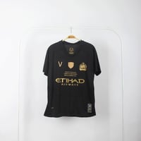 تيشيرت النصر الكلاسيكي 2019 الأسود مع لمسات ذهبية