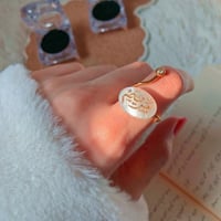 خاتم بالاسم من الصدف الطبيعي مطلي بالذهب فخامة وأن...