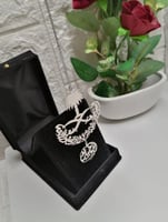 تعليقة سيارة بالاسم برسمة سيفين ونخلة بالفضي والذه...