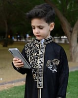 دقله اطفال لون اسود مع تطريز الاسم متجر لحضة تذكار