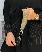 ميدالية مفاتيح جلدية بألوان متعددة مع تطريز الاسم