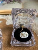 خاتم بالاسم من الصدف الطبيعي مطلي بالذهب فخامة وأن...