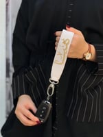 ميدالية مفاتيح جلدية بألوان متعددة مع تطريز الاسم