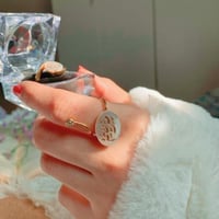 خاتم بالاسم من الصدف الطبيعي مطلي بالذهب فخامة وأن...