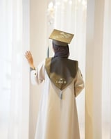 عبايه تخرج 2025 بألوان مختلفه لتناسب ذوقك في يوم ت...