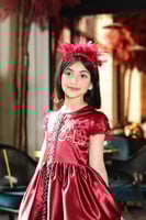 فستان بناتي أبيض بأطراف ريش وتزيين السدو مع طوق ري...