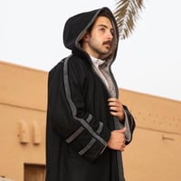 فروة رجالية جوخ أسود فاخرة، مبطنة بفرو رمادي ناعم