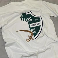 تيشيرت بشعار النادي والنخلة والسيفين بتصميم أنيق ل...