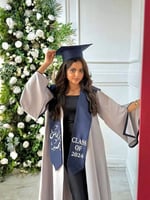 عبايه تخرج 2025 لون أنيق بتفاصيل دقيقة