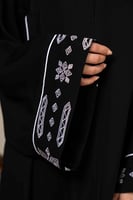 عباية اسود بتطريز ابيض