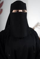 نقاب وسط مايل