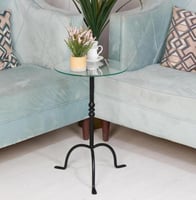 طاولة خدمة بقاعدة حديد أسود سطح زجاج شفاف