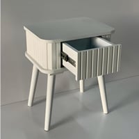 كومدينة خشب أبيض مع درج