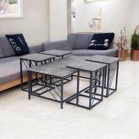 طقم طاولات ضيافة 5 قطع خشب رمادي وهيكل حديد بنمط خ...