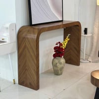 مدخل خشبي بقشرة الجوز – فخامة طبيعية تستقبل ضيوفك