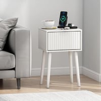 كومدينة خشب أبيض مع درج