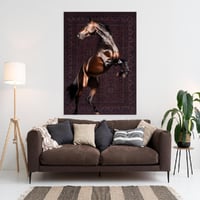 لوحة جدارية خيل بني فني بخلفية كلاسيك 80x120 سم